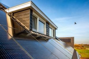 Zonnepanelen op een schuin dak